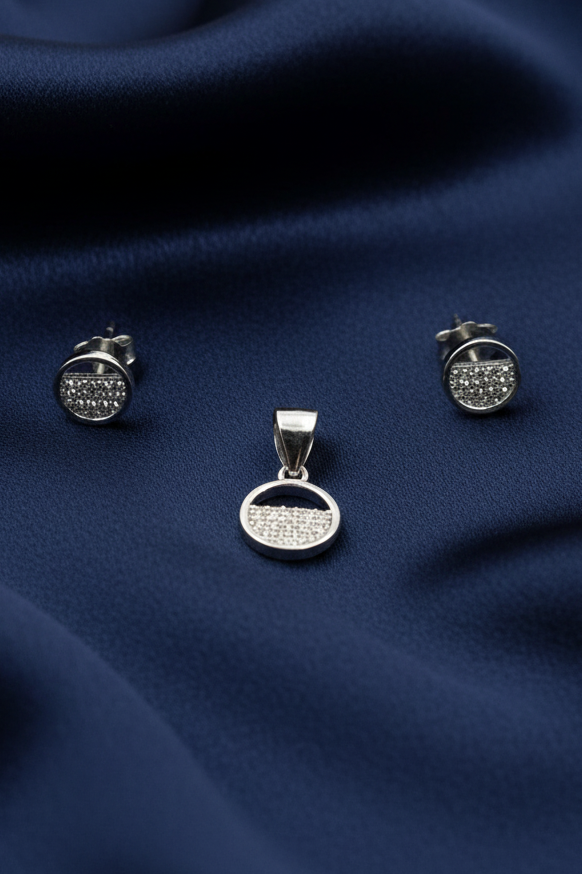 Half Diamond Studded Round P/E