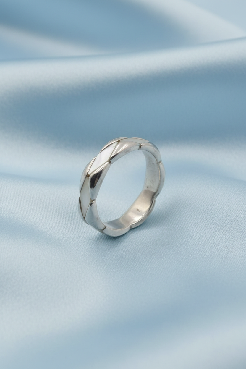 MOP Criss Cross Ring