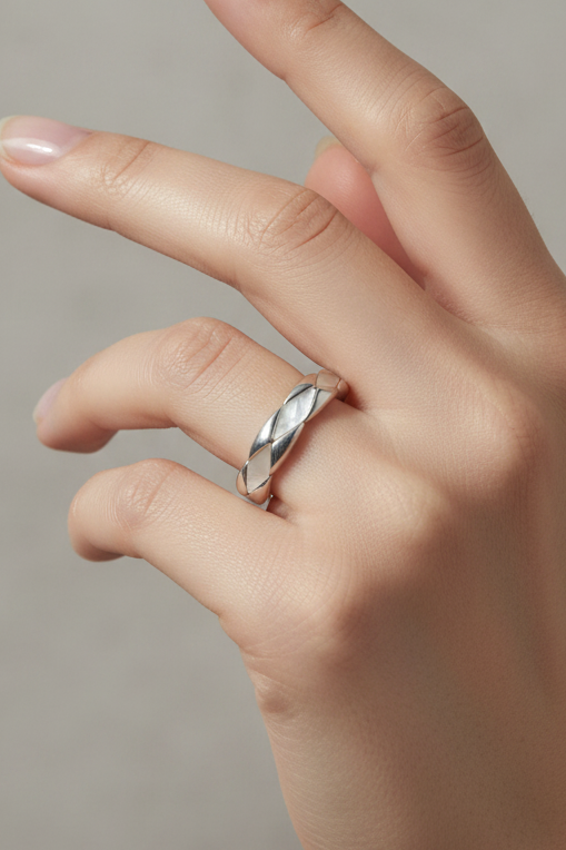 MOP Criss Cross Ring