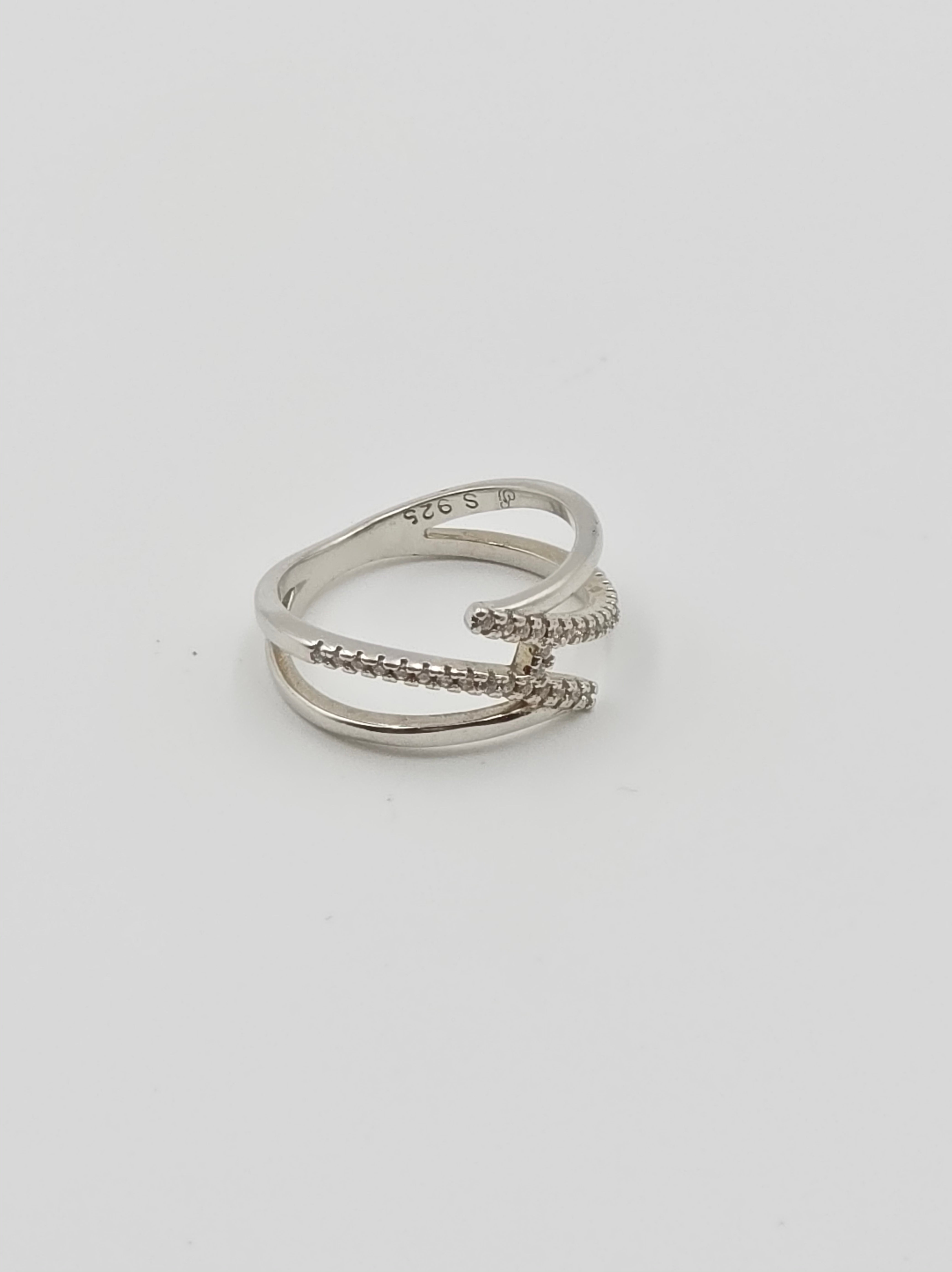 Cross Over Wave Ring
