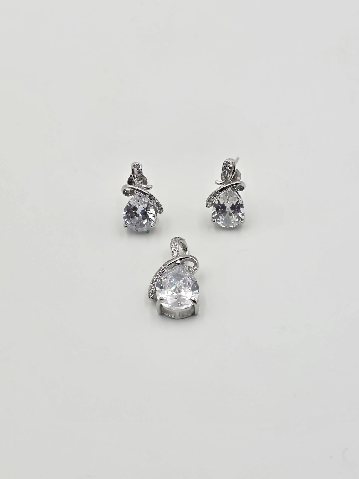 Drop Design Pendant Set